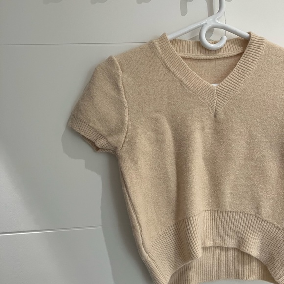 Cute soft knit V-neck - Picture 1 of 3